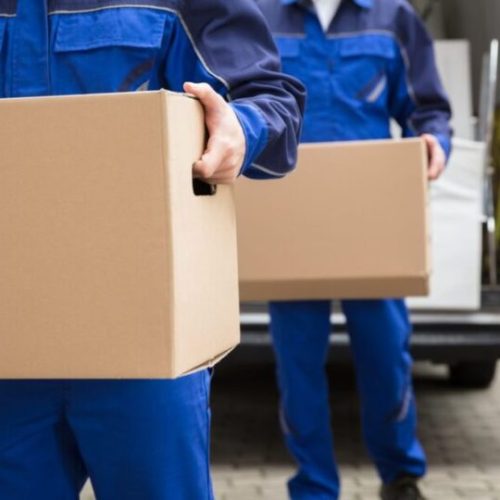 closeup-movers-with-boxes-e1638217752255-810×540 closeup-movers-with-boxes-e1638217752255-810x540